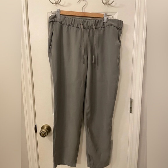 Lululemon on the fly crop size 6 - Picture 4 of 4
